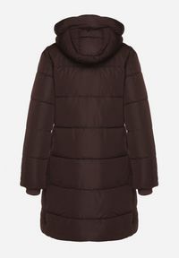 Born2be - Brązowa Kurtka Pikowana z Kapturem i Suwakami po Bokach Lindrie. Okazja: na spacer, na co dzień. Typ kołnierza: kaptur. Kolor: brązowy. Materiał: poliester, jeans, dzianina. Długość: długie. Styl: casual #4