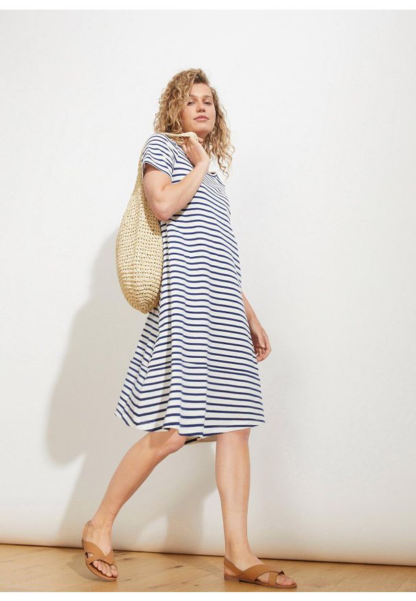 bonprix - Sukienka shirtowa z przędzy mieszankowej, z kieszeniami, w dł. do kolan. Kolor: biały. Długość: midi