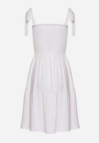 Born2be - Biała Bawełniana Sukienka z Elastyczną Górą i Wiązanymi Ramiączkami Tolimea. Okazja: na co dzień. Kolor: biały. Materiał: bawełna. Długość rękawa: na ramiączkach. Styl: klasyczny, casual, elegancki #5