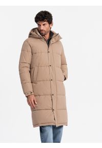 Ombre Clothing - Pikowana długa kurtka męska z odpinanym kapturem – beżowa V2. Typ kołnierza: kaptur. Kolor: beżowy. Materiał: guma, puch, tkanina, poliester, materiał, syntetyk. Długość: długie. Wzór: gładki, aplikacja, ze splotem #5