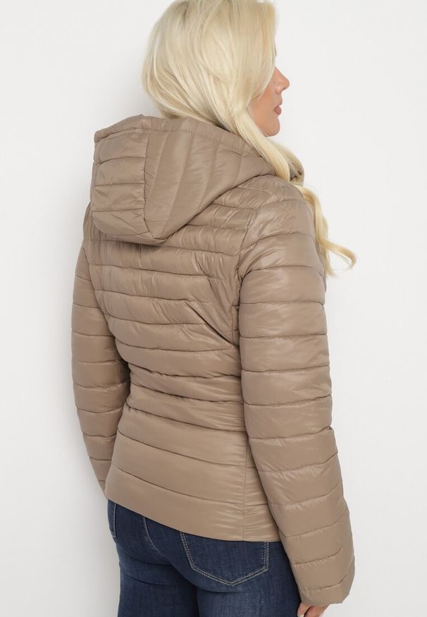 Born2be - Beżowa Pikowana Kurtka z Odpinanym Kapturem Nevettoria. Okazja: na spacer, na co dzień. Kolor: beżowy. Materiał: tkanina. Długość: długie. Styl: casual, elegancki, klasyczny