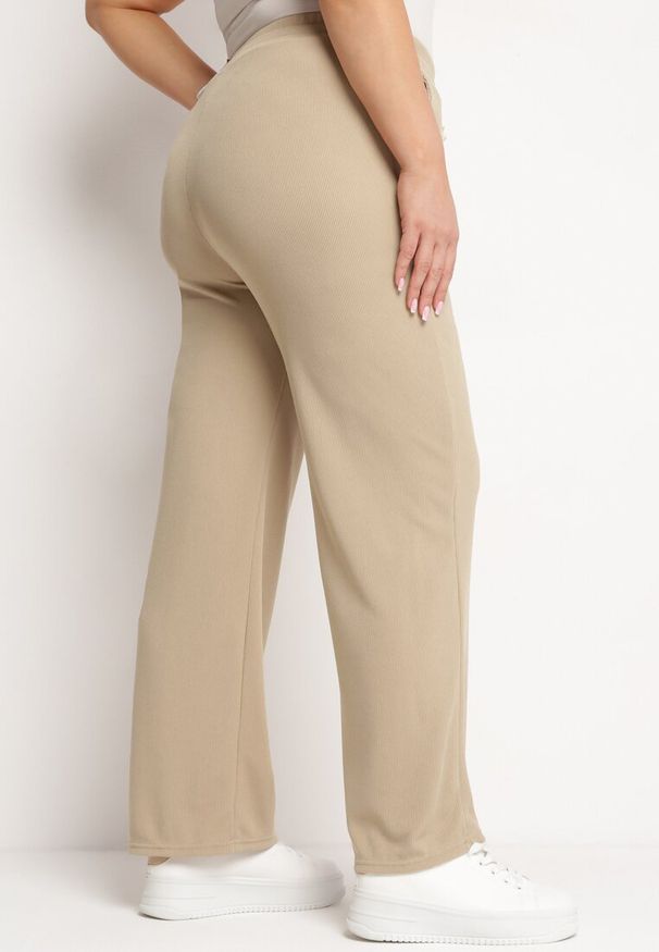 Born2be - Beżowe Proste Szerokie Spodnie z Gumką w Pasie i Wysokim Stanem Trantia. Okazja: na co dzień. Stan: podwyższony. Kolor: beżowy. Styl: klasyczny, casual, elegancki
