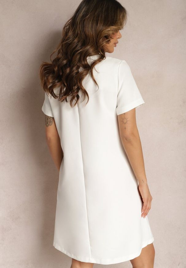 Renee - Biała Trapezowa Sukienka Mini z Krótkim Rękawem i Kieszeniami Vrea. Kolor: biały. Długość rękawa: krótki rękaw. Typ sukienki: trapezowe. Styl: elegancki. Długość: mini