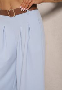 Renee - Jasnoniebieskie Spodnie o Szerokim Kroju High Waist Ozdobione Paskiem Rasalle. Okazja: na co dzień. Stan: podwyższony. Kolor: niebieski. Wzór: aplikacja. Styl: elegancki, casual #4