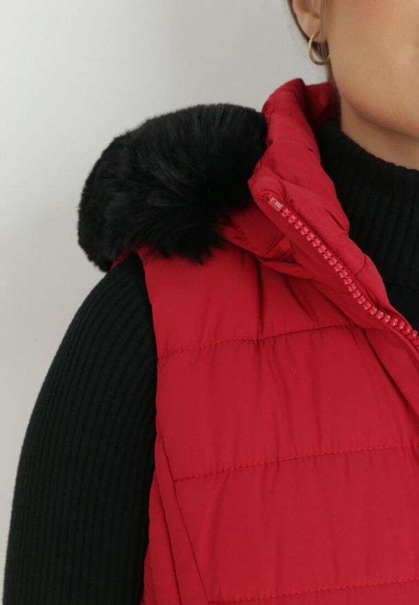 Born2be - Czerwona Kamizelka Pikowana z Kapturem z Futerkiem Alelia. Okazja: na co dzień. Typ kołnierza: kaptur. Kolor: czerwony. Materiał: futro. Styl: klasyczny, casual, elegancki