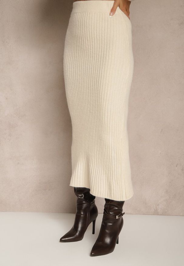 Renee - Jasnobeżowy Komplet z Dzianiny z Wełną w Prążki Golf i Ołówkowa Spódnica Falirea. Kolor: beżowy. Materiał: dzianina, wełna. Wzór: prążki