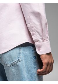 Ombre Clothing - Bawełniana pastelowa męska koszula typu oxford – jasnoróżowa V1. Kolor: różowy. Materiał: bawełna. Wzór: aplikacja, ze splotem. Styl: klasyczny, elegancki #9
