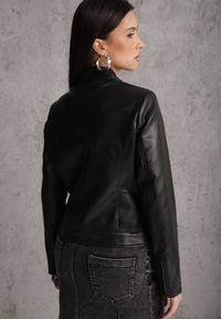 Renee - Czarna Kurtka Ramoneska o Klasycznym Kroju ze Stójką Leaniore. Typ kołnierza: kołnierzyk stójkowy. Kolor: czarny. Materiał: jeans, skóra, poliester. Wzór: aplikacja. Styl: klasyczny #5