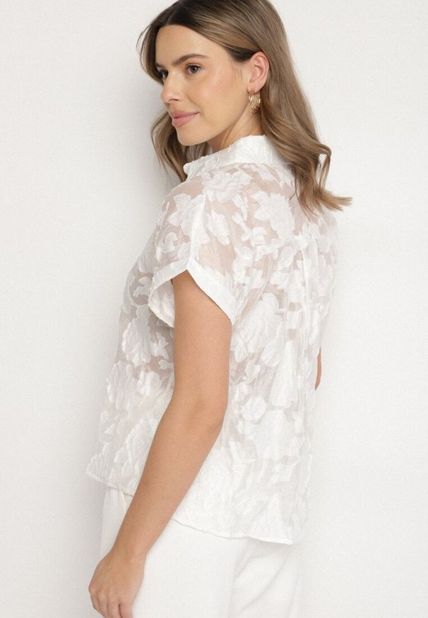 Born2be - Biała Koszula z Krótkim Rękawem i Kwiatowym Wzorem Froena. Okazja: na spotkanie biznesowe, na co dzień. Typ kołnierza: kołnierzyk klasyczny. Kolor: biały. Materiał: jeans. Długość rękawa: krótki rękaw. Długość: krótkie. Wzór: kwiaty. Styl: casual, klasyczny, biznesowy