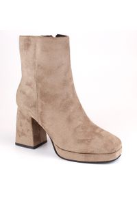 Zamszowe botki damskie na słupku ocieplane beżowe Jezzi RMR2288-2. Kolor: beżowy. Materiał: zamsz. Obcas: na słupku. Styl: elegancki #1