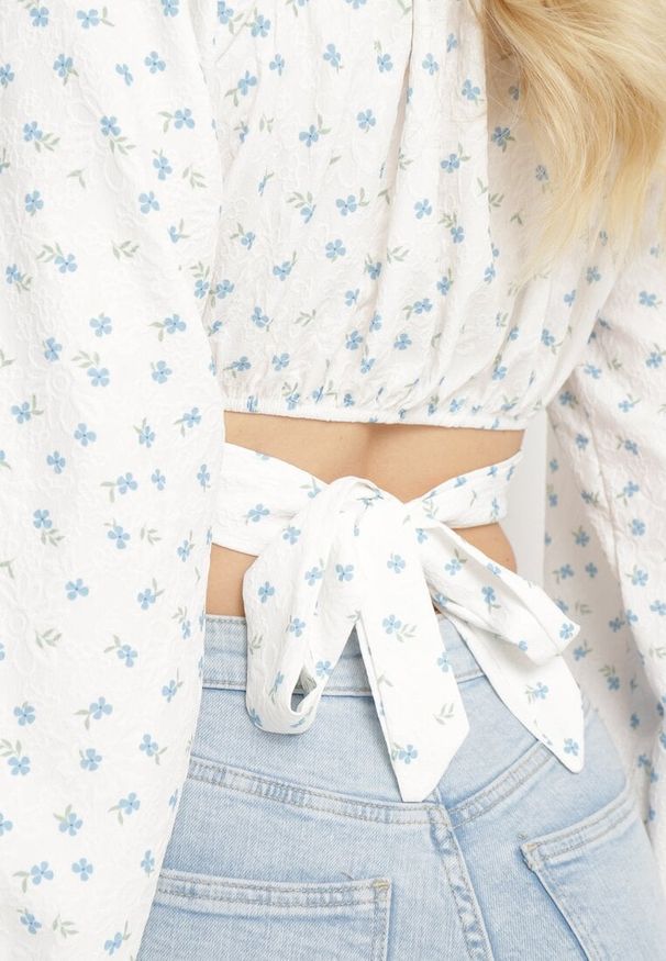 Born2be - Biała Bluzka w Drobne Kwiatki Wiązana Pod Biustem Wokół Talii Docamona. Okazja: na co dzień. Kolor: biały. Materiał: bawełna, jeans. Wzór: kwiaty. Styl: casual