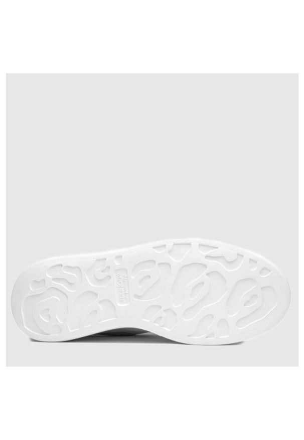 Alexander McQueen - ALEXANDER MCQUEEN Białe sneakersy damskie z różowym napiętkiem. Kolor: biały. Materiał: zamsz