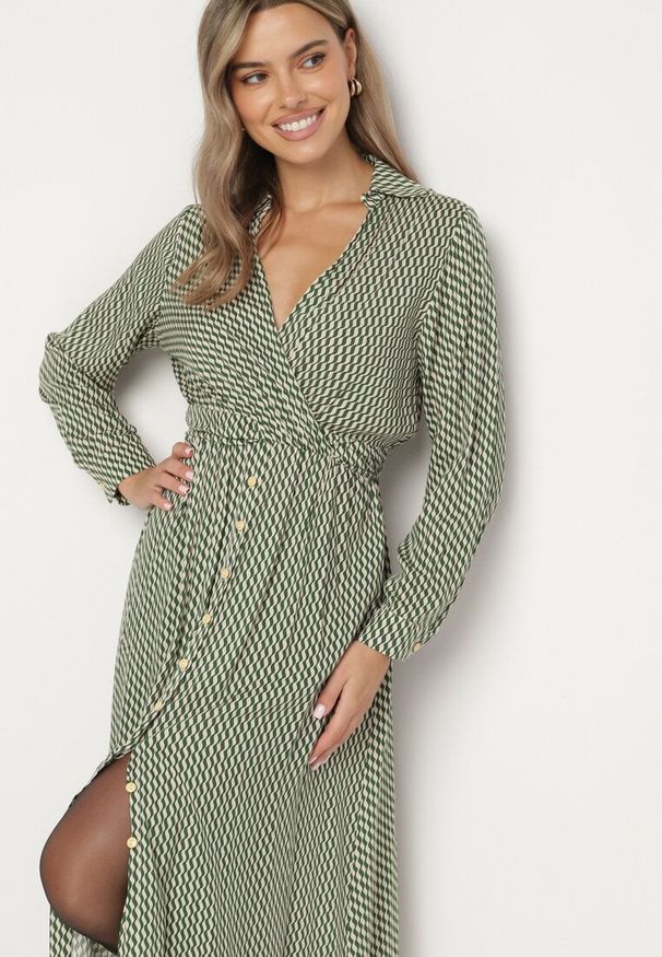 Born2be - Zielona Wiskozowa Sukienka w Pepitkę z Kopertowym Dekoltem i Gumkami w Pasie Vaivira. Okazja: na imprezę, na co dzień. Kolor: zielony. Materiał: wiskoza. Wzór: aplikacja. Typ sukienki: kopertowe. Styl: elegancki, casual