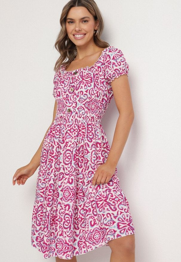 Born2be - Różowa Sukienka z Bawełny w Ornamentalny Wzór z Gumką w Pasie Natirissa. Okazja: na co dzień. Kolor: różowy. Materiał: bawełna. Długość rękawa: krótki rękaw. Sezon: lato. Typ sukienki: proste. Styl: casual, elegancki