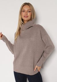 Born2be - Ciemnobeżowy Golf w Klasycznym Stylu Linagela. Typ kołnierza: golf. Kolor: beżowy. Materiał: jeans. Styl: klasyczny #3