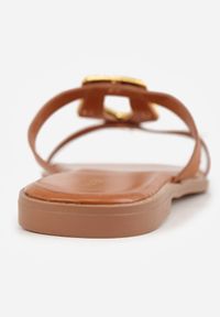 Born2be - Jasonobrązowe Klapki VICES z Dwoma Paskami i Aplikacją o Nieregularnym Kształcie Taliria. Okazja: na co dzień, na spacer. Kolor: brązowy. Materiał: prążkowany. Wzór: aplikacja. Sezon: lato. Styl: casual, klasyczny #5