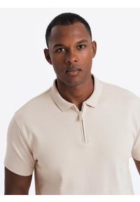 Ombre Clothing - Koszulka męska polo z kołnierzykiem zapinanym na zamek – kremowa V3 OM-POSS-0132 - XXL. Typ kołnierza: polo. Kolor: kremowy. Materiał: dzianina, bawełna. Wzór: aplikacja, gładki. Styl: sportowy, elegancki #4