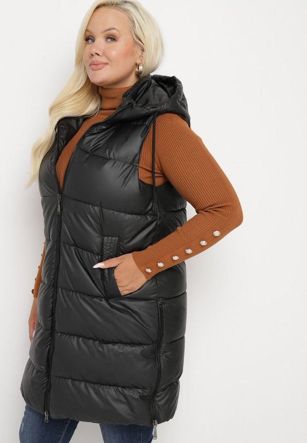 Born2be - Czarna Pikowana Kamizelka z Kapturem na Suwak i Napy Timella. Okazja: na spacer, na co dzień. Typ kołnierza: kaptur. Kolekcja: plus size. Kolor: czarny. Materiał: jeans. Wzór: aplikacja. Styl: elegancki, casual, klasyczny