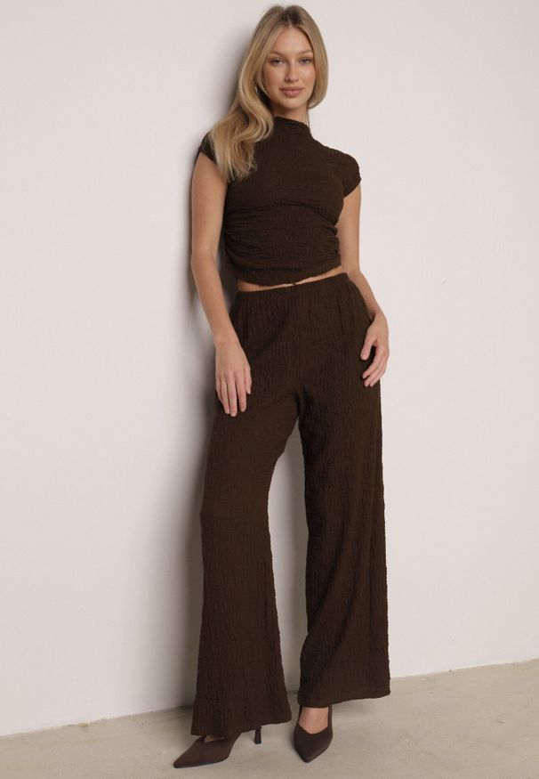 Born2be - Brązowy Gładki Komplet Szerokie Spodnie i Marszczona Bluzka ze Stójką Merithie. Kolor: brązowy. Materiał: materiał. Wzór: gładki