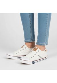 Trampki damskie Mustang, cholewka z materiału wsuwana konstrukcja z elastycznymi wstawkami klasyczna forma niska podeszwa zapewniająca komfort na co. Okazja: na spacer, na co dzień. Kolor: biały. Materiał: materiał. Szerokość cholewki: normalna. Styl: klasyczny #3