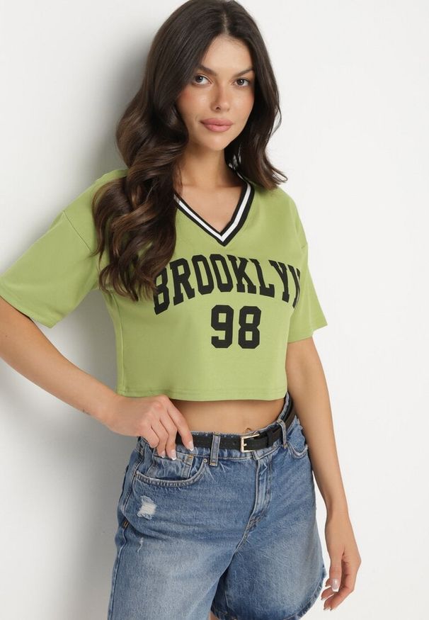 Born2be - Zielony Bawełniany T-shirt z Napisem Nitanelia. Okazja: na co dzień. Kolor: zielony. Materiał: bawełna. Wzór: napisy. Styl: casual