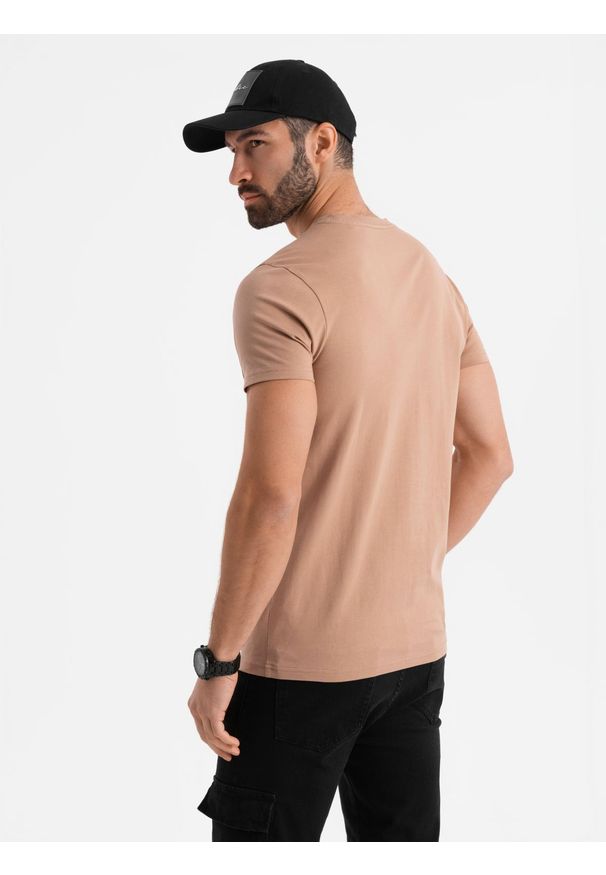 Ombre Clothing - Bawełniany męski t-shirt z nadrukiem na kieszonce – jasnobrązowy V7 OM-TSPT-0154 - XXL. Okazja: na co dzień. Kolor: brązowy. Materiał: bawełna. Wzór: nadruk. Styl: casual