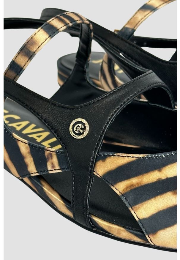 Just Cavalli - JUST CAVALLI Czarne damskie sandały Frina, Rozmiar 38. Kolor: czarny. Obcas: na obcasie. Styl: elegancki. Wysokość obcasa: niski