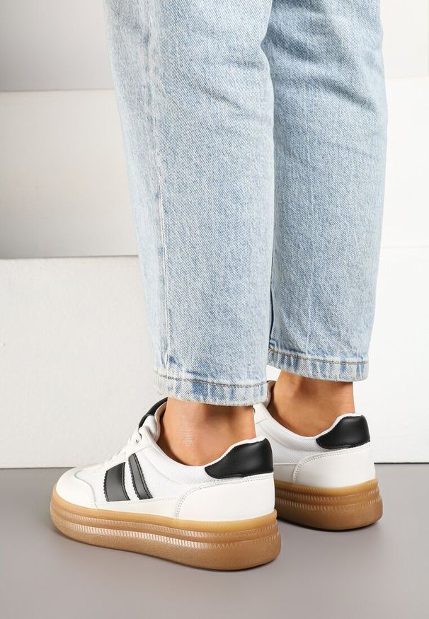 Born2be - Białe Sneakersy w Stylu Klasycznych Tenisówek Zdobione Paskami Tenalinea. Okazja: na co dzień. Zapięcie: pasek. Kolor: biały. Materiał: jeans. Wzór: aplikacja