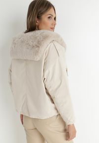 Born2be - Jasnobeżowa Kurtka z Futerkiem Vonop. Okazja: na co dzień. Kolor: beżowy. Materiał: futro. Sezon: zima, jesień. Styl: klasyczny, casual #3