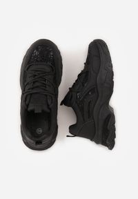 Born2be - Czarne Sneakersy na Grubej Podeszwie z Koronkowymi Wstawkami i Cyrkoniami Sephialle. Okazja: na spacer, na co dzień. Kolor: czarny. Materiał: koronka. Wzór: haft. Sport: turystyka piesza #9