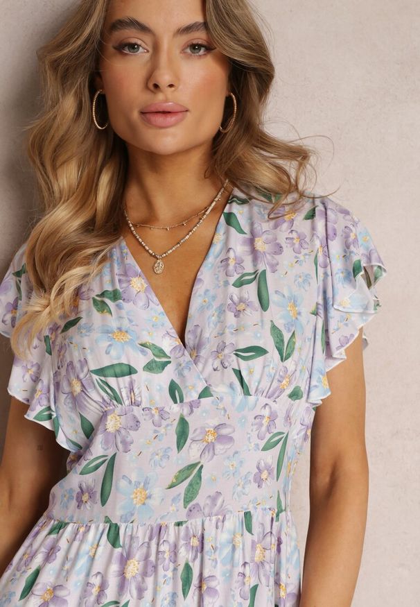 Renee - Jasnofioletowa Taliowana Sukienka z Wiskozy w Kwiaty Idotine. Kolor: fioletowy. Materiał: wiskoza. Wzór: kwiaty