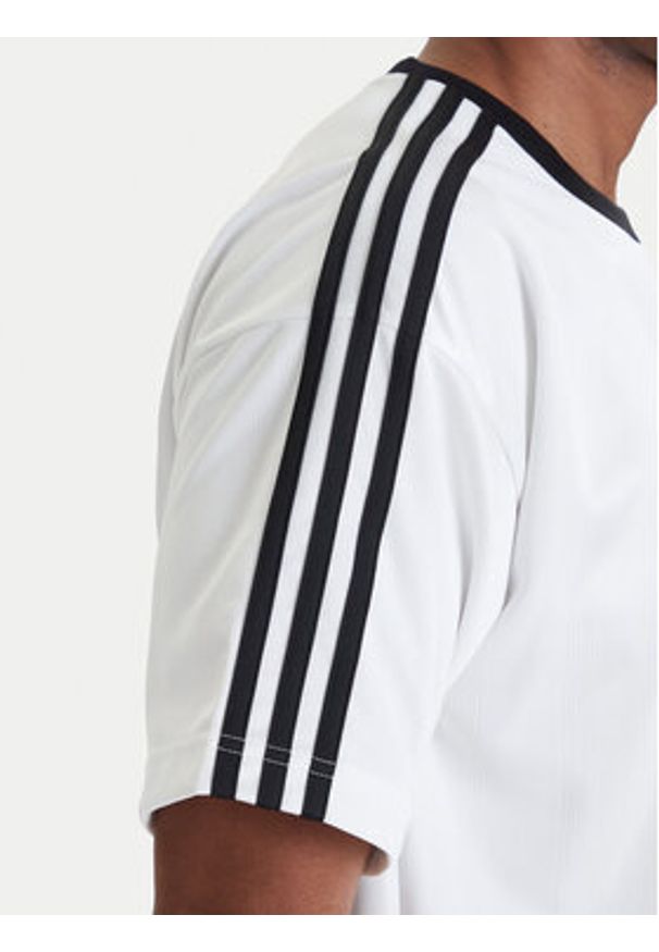 Adidas - adidas T-Shirt adicolor Jacquard KD5829 Biały Loose Fit. Kolor: biały. Materiał: syntetyk