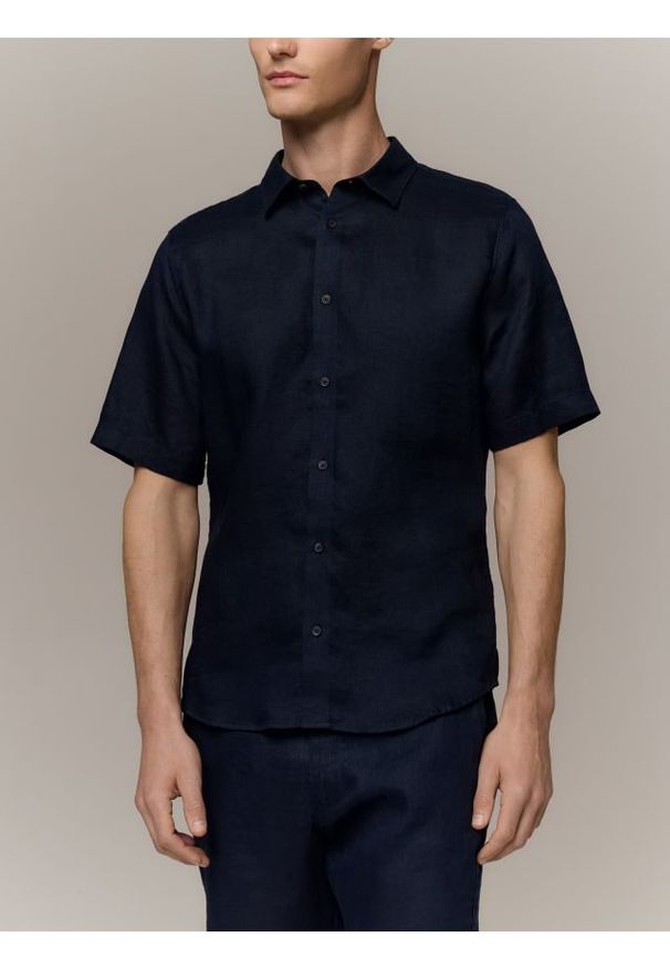 Reserved - Lniana koszula slim fit - granatowy. Kolor: niebieski. Materiał: len