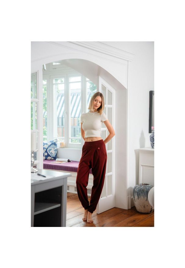 MOONHOLI - Spodnie do jogi Moonholi Moony Comfy Sweatpants z kieszeniami. Kolor: czerwony. Sport: joga i pilates