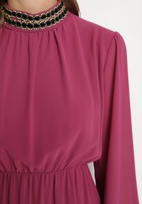 Born2be - Fioletowa Sukienka z Gumką w Talii Ozdobiona Aplikacjami przy Dekolcie Lilirae. Kolor: fioletowy. Wzór: aplikacja. Sezon: wiosna, lato. Styl: elegancki #4