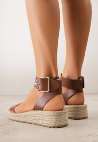 Born2be - Brązowe Sandały VICES na Niskim Koturnie z Plecionki z Paskiem Wokół Kostki Tetea. Okazja: na co dzień. Zapięcie: pasek. Kolor: brązowy. Materiał: len. Sezon: lato. Obcas: na koturnie. Styl: casual, klasyczny #2