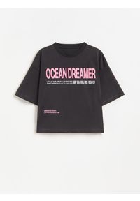 Reserved - Krótki t-shirt z nadrukiem - ciemnoszary. Kolor: szary. Materiał: bawełna. Długość: krótkie. Wzór: nadruk #1