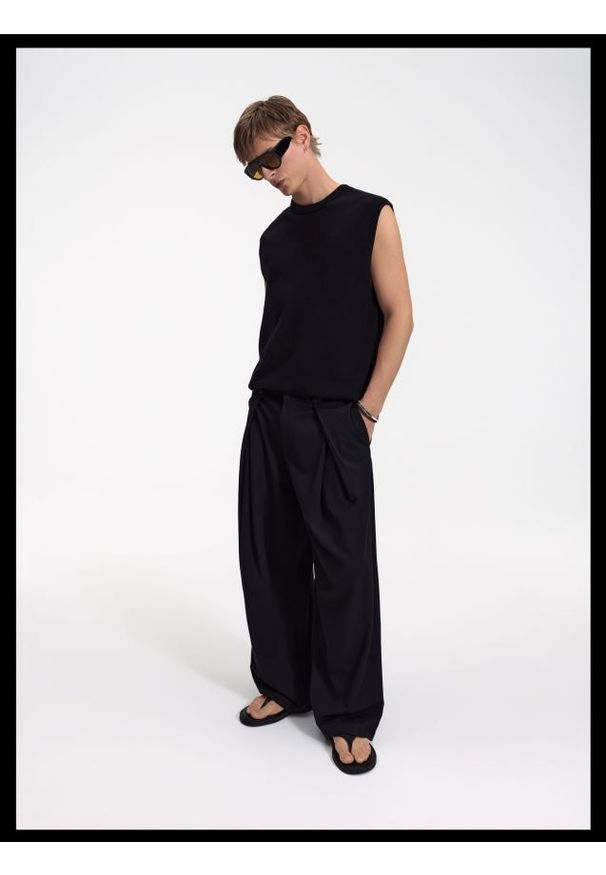 Reserved - Kamizelka z wiskozą - czarny. Kolor: czarny. Materiał: wiskoza