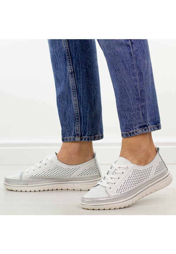 Białe ażurowe skórzane półbuty damskie Jezzi 8704. Okazja: na spacer, na co dzień. Nosek buta: okrągły. Zapięcie: sznurówki. Kolor: biały. Szerokość cholewki: normalna. Wzór: ażurowy. Materiał: skóra. Sezon: wiosna, jesień, lato. Styl: casual, elegancki, klasyczny