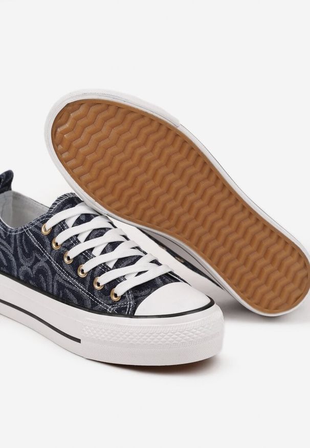 Renee - Granatowe Trampki na Platformie Zdobione Wzorem w Serca Gonavith. Okazja: na co dzień. Nosek buta: okrągły. Kolor: niebieski. Materiał: jeans. Wzór: aplikacja. Obcas: na platformie. Styl: elegancki, casual