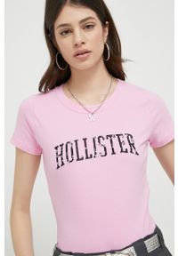 Hollister Co. t-shirt damski kolor różowy. Kolor: różowy. Długość rękawa: krótki rękaw. Długość: krótkie. Wzór: nadruk #1