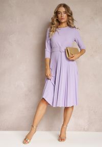 Renee - Fioletowa Sukienka Plisowana z Paskiem Valfe. Kolor: fioletowy
