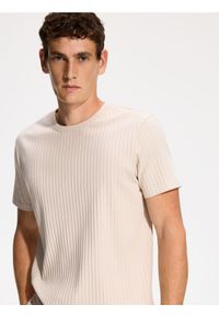 Reserved - T-shirt regular w prążek - beżowy. Kolor: beżowy. Materiał: bawełna, dzianina. Wzór: prążki