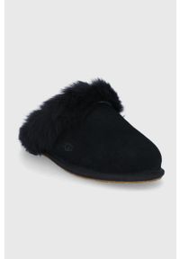 Ugg - UGG Kapcie zamszowe Scuffette II kolor czarny 1122750.BLK. Nosek buta: okrągły. Kolor: czarny. Materiał: zamsz. Wzór: gładki #4