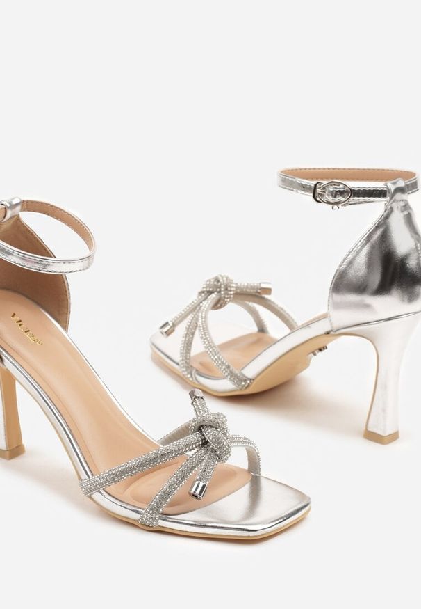 Renee - Srebrne Sandały Vices z Cyrkoniowymi Paskami Erathela. Okazja: na ślub cywilny, na wesele. Zapięcie: pasek. Kolor: srebrny. Wzór: aplikacja. Obcas: na szpilce. Styl: elegancki, wizytowy