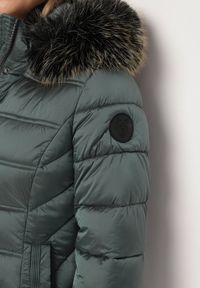 Born2be - Zielona Pikowana Kurtka Zimowa o Długim Kroju z Odpinanym Kapturem z Futrem Mintoria. Okazja: na co dzień. Kolor: zielony. Materiał: futro. Długość: długie. Sezon: zima. Styl: casual, elegancki #6