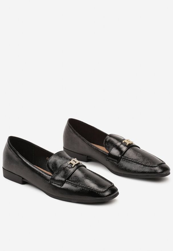 Born2be - Czarne Płaskie Mokasyny z Metalową Ozdobą z Cyrkoniami Nevtha. Okazja: na co dzień. Kolor: czarny. Materiał: jeans. Wzór: aplikacja. Obcas: na obcasie. Styl: klasyczny, elegancki, wizytowy, casual. Wysokość obcasa: niski