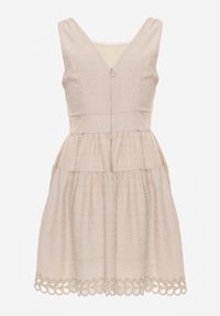 Renee - Beżowa Sukienka Bez Rękawów z Falbanką i Koronką na Dole Divina. Kolor: beżowy. Materiał: koronka. Długość rękawa: bez rękawów. Wzór: koronka. Typ sukienki: rozkloszowane #4