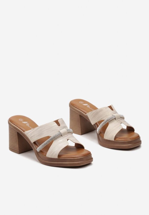 Renee - Beżowe Klapki Ozdobione Paskiem z Cyrkoniami na Słupku Robra. Nosek buta: otwarty. Kolor: beżowy. Wzór: aplikacja. Obcas: na słupku