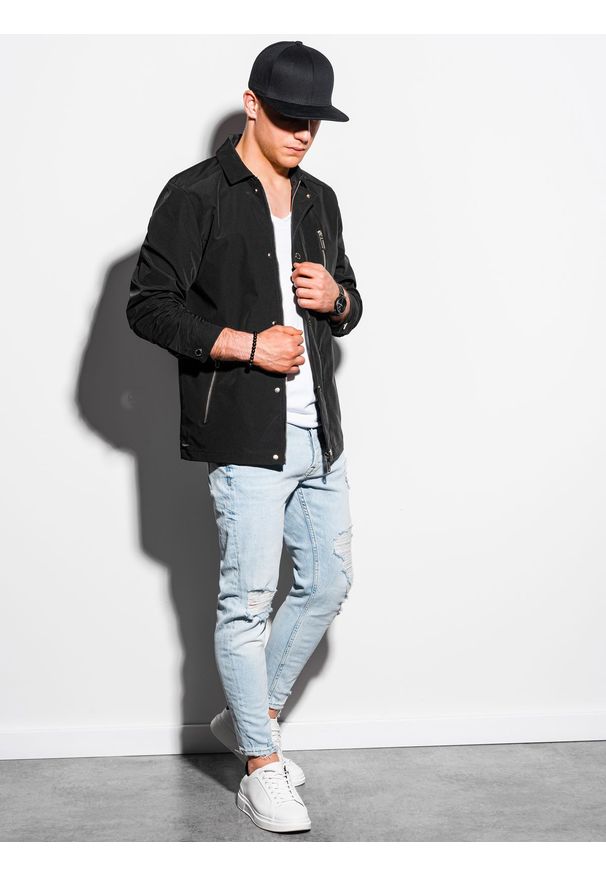 Czarna kurtka Ombre Clothing na wiosnę